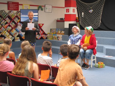 Schauspieler des Theater Alte Werkstatt aus Frankenthal mit Kindern aus Frankenthaler Schulen bei der LESESOMMER-Eröffnung 2018 in der Stadtbücherei Frankenthal